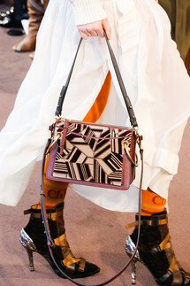 Details Chloé Fall 2018 Ready-to-Wear , Детали коллекции Хлоя осень зима 2018 , Fashion show , неделя моды в Париже , PFW , Paris Fashion Week , Mainstyles